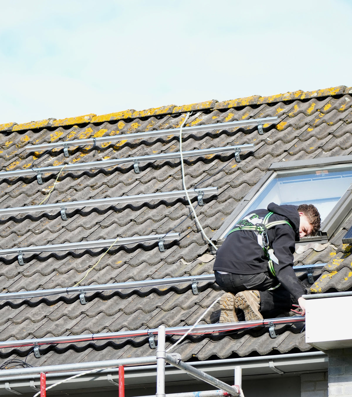 Installateur van B.Y Roersen aan het werk met zonnepanelen