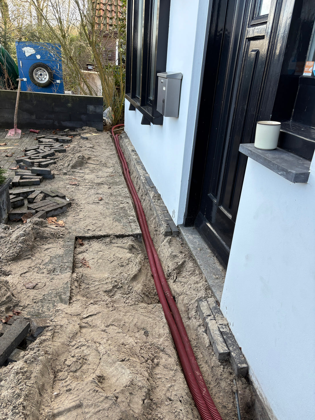 Veilig aangelegde installatie met kabels in mantelbuizen